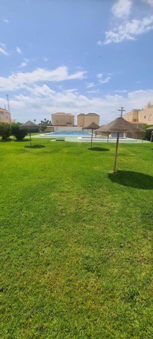 Bungalow Avec Piscine Torrevieja Kültér fotó