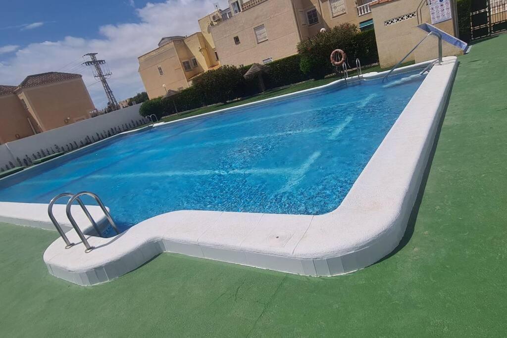 Bungalow Avec Piscine Torrevieja Kültér fotó